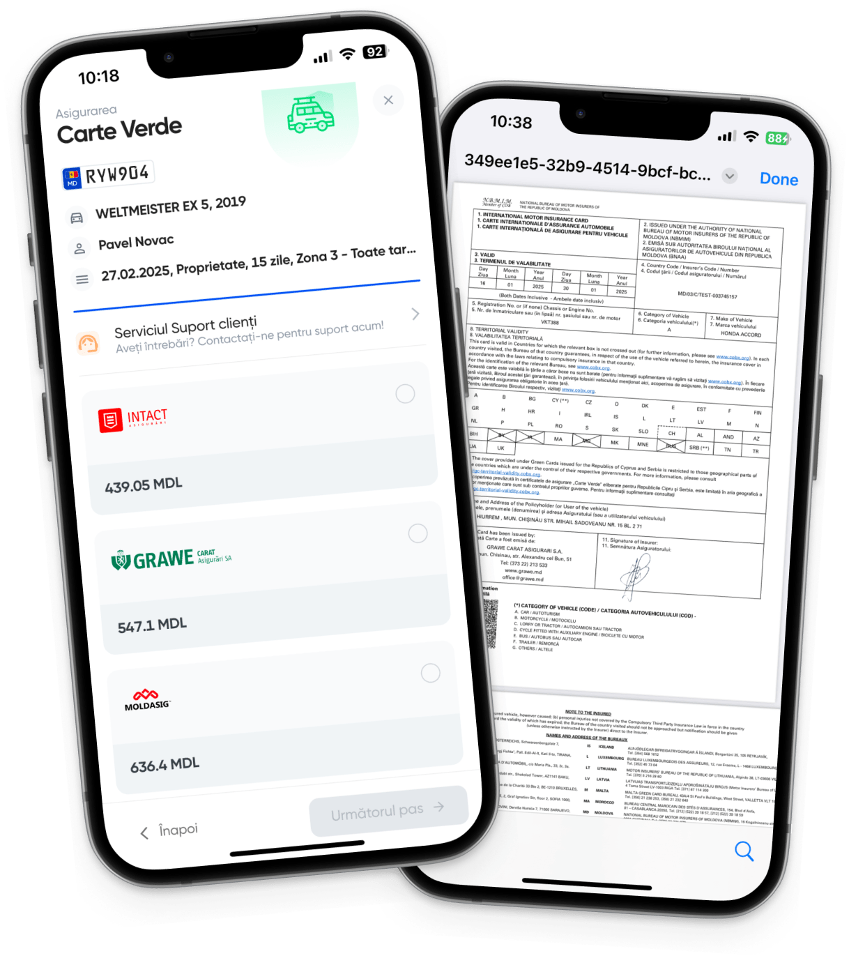 Imaginea prezintă aplicația mobilă Omnis pe două smartphone-uri, care este destinată gestionării documentelor de asigurare tip 'carte verde'. Interfața utilizatorului afișează detalii despre poliță, informații despre plată și are funcții precum un buton de contact pentru urgențe, sugerând funcționalități care permit utilizatorilor să își gestioneze nevoile de asigurare auto în mod convenabil.